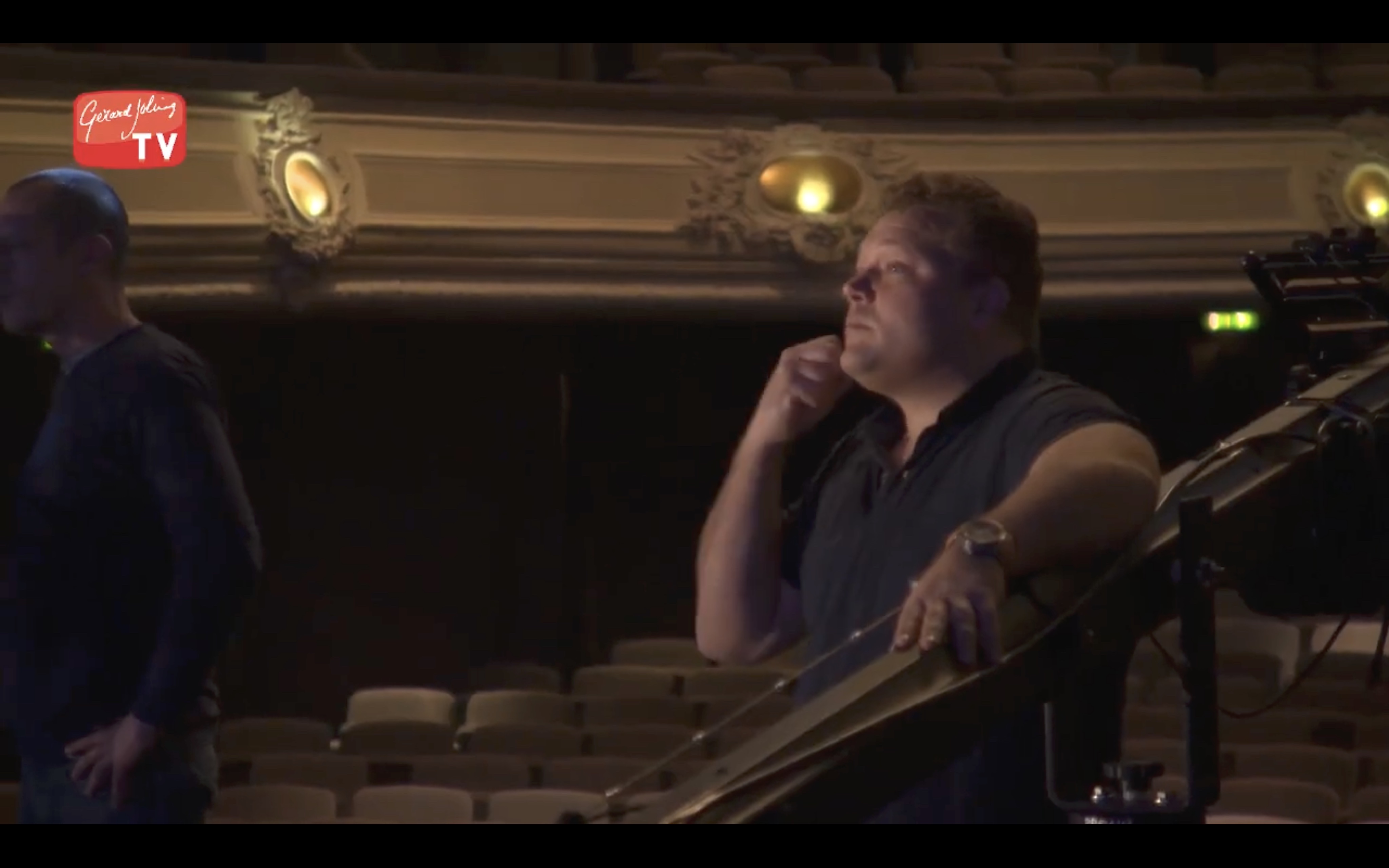 Bram Recourt tijdens een live productie in het theater